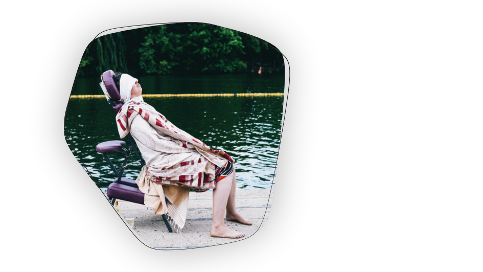 Frau im Massagestuhl am See Frau im Massagestuhl am See