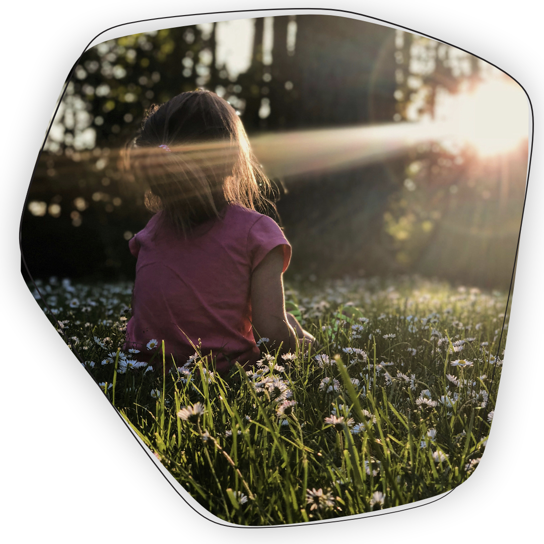 Kind auf einer Blumenwiese Kind auf einer Blumewiese